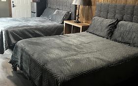 Parkway Yellowstone Guest House Room #1